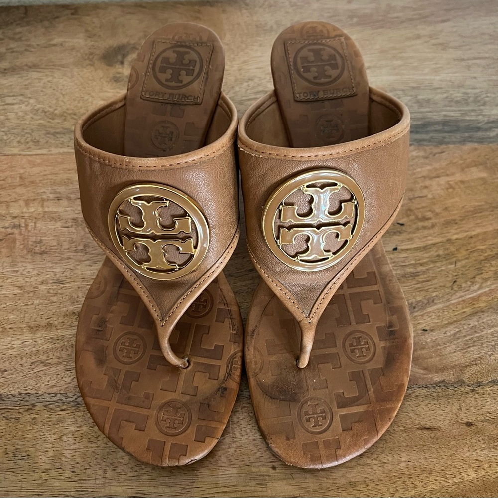 Tory Burch Tan Kitten Heel Sandal Gold Logo Size 8M - Picture 5 of 16